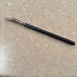 Natural bristle MAC 217 blending (eye) brush - full size